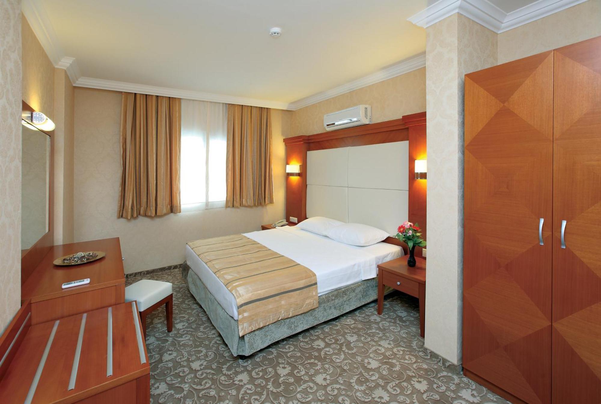 Julian Club Hotel Мармарис Стая снимка